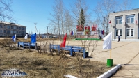 Установка трибуны и флагов на площади у здания администрации